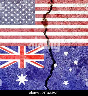 Eine Überlagerung der amerikanischen und australischen Flaggen auf einem verwitterten rissenen Wandhintergrund. USA versus Australien Konzept Stockfoto