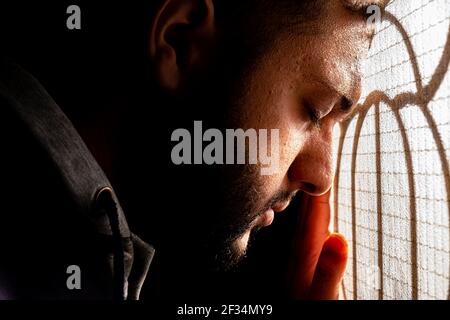 Arabischer muslimischer Mann, der Kopf lehnt sich an das Fenster Stockfoto