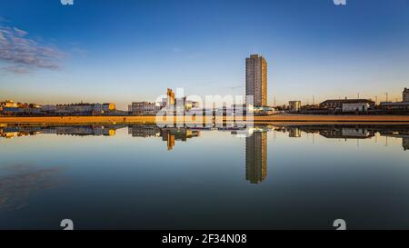 Reflections menschenverlassene Strand Margate Kent, Turner Contemporary Stockfoto