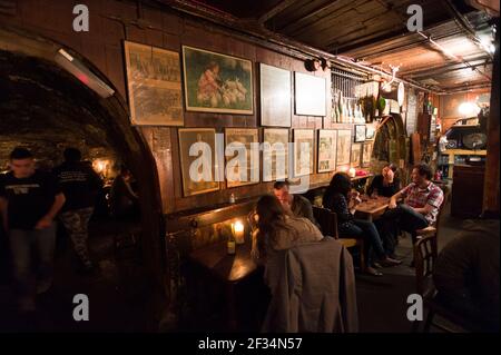 Gordon's, die als älteste Weinbar Londons bekannt ist, wurde 1890 gegründet und ist in stimmungsvollen unterirdischen Räumen untergebracht, die eines der typischen Londoner Erlebnisse bieten. Gordon's Wine Bar, Villiers Street, London, Großbritannien. August 2011, 29 Stockfoto