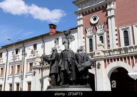 Denkmal für die Gründer der Russischen Eisenbahn am Kasanski Eisenbahnterminal (Autor Salavat Schtscherbakov), Moskau, Russland. Stockfoto