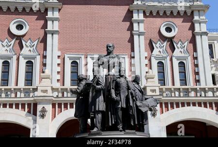 Denkmal für die Gründer der Russischen Eisenbahn am Kasanski Eisenbahnterminal (Autor Salavat Schtscherbakov), Moskau, Russland. Stockfoto