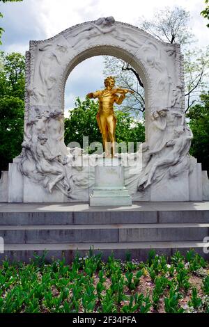 Wien, Österreich - 10. Mai 2015: Denkmal des Walzerkönigs Johann Strauss im öffentlichen Stadtgarten alias Stadtpark Stockfoto