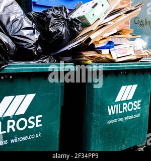 London, Großbritannien, März 15 2021, Industrieabfälle Mülltonnen voller Abfälle ohne Menschen Stockfoto