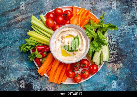 Hummus platter mit verschiedenen Snacks. Hummus in der Schüssel und Gemüse Sticks. Platte mit dem Nahen Osten. Partei, Finger Food. Ansicht von oben. Vegan, Hummus dip Stockfoto