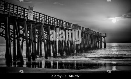 Eine atemberaubende Sonnenaufgangslandschaft am Flagler Beach Pier in Florida Stockfoto