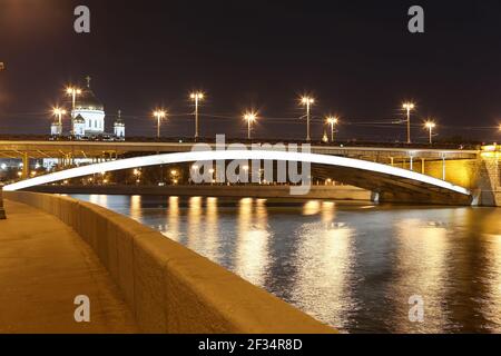 Bolschoj Kamenny Brücke (Greater Stone Bridge), die Moskwa Fluss am westlichen Ende des Moskauer Kreml, Moskau, Russland Stockfoto