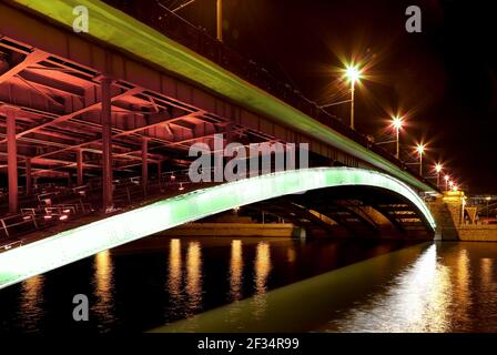 Bolschoj Kamenny Brücke (Greater Stone Bridge), die Moskwa Fluss am westlichen Ende des Moskauer Kreml, Moskau, Russland Stockfoto