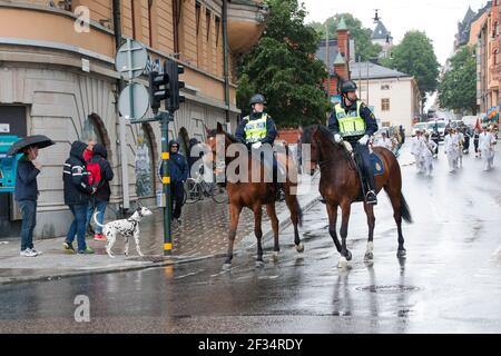 Wachablösung für die Königlichen Wachen (Högvakten) mit Musikkorps und Wachparade durch Stockholm. Hier Polizisten auf Polizeipferden auf Strandvägen. Stockfoto