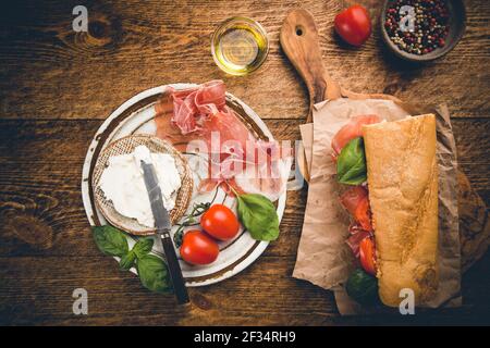 Spanisches Frühstück, Draufsicht. Toast oder Sandwich mit Jamon, Käse und Tomatensauce Stockfoto