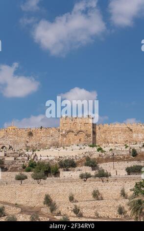 Blick auf das Goldene Tor oder Tor der Barmherzigkeit auf der Ostseite des Tempelbergs der Altstadt von Jerusalem, Israel. Hochwertige Fotos Stockfoto