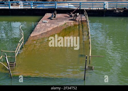 Pier. Pier zerstört auf dem Tiete River in einer Binnenstadt von Sao Paulo, Brasilien, Südamerika, Tiete River von einem touristischen Schiff aus gesehen Stockfoto