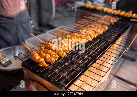 Hähnchen Satay gegrillt auf Grillplatte mit Rauch. asiatische Street Food Stockfoto