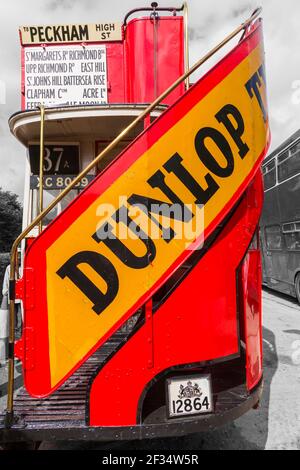 Dunlop auf der Rückseite des AEC K-Busses, Oldtimer-Bus am Open Day, Imberbus Event in Imber, Salisbury Plain, Wiltshire UK im August Stockfoto