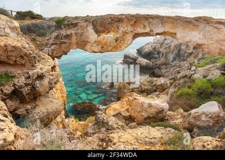 Meereshöhlen in der Nähe von Cape Greco Zypern Stockfoto