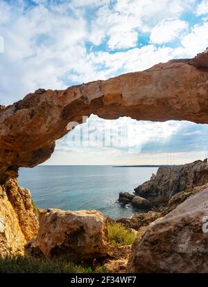 Meereshöhlen in der Nähe von Cape Greco Zypern Stockfoto