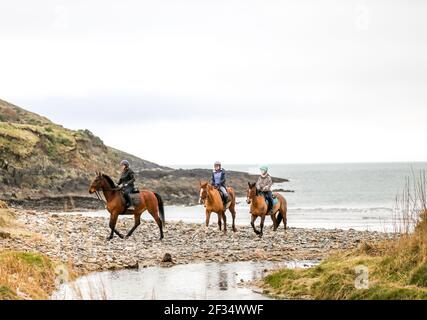 Red Strand, Cork, Irland. März 2021, 15th. Lisa Brinkmann, Niamh Morrison und Doris May reiten an einem ruhigen Morgen in Red Strand, Co. Cork, Irland. -Credit David Creedon / Alamy Live Nachrichten Stockfoto