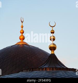 Halbmond, Symbol des Islam auf einer Kuppel einer Moschee, quadratische Zusammensetzung Stockfoto
