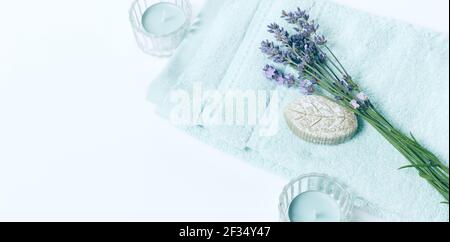 Spa Hintergrund in pastellblau, flach Lay, Handtuch, Seife, Lavendel Blumen Stockfoto