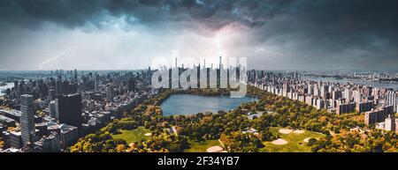 Central Park Luftaufnahme in Manhattan, New York bei einem schweren Sturm, Blitz. Stockfoto