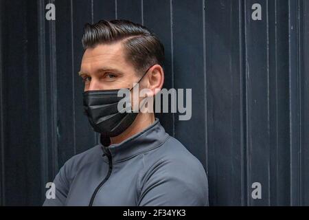 David Saunders, 38, aus Cardiff, nachdem er seine Haare geschnitten hatte, bei Sleep When You're Dead Barbers in Duke St Arcade, Cardiff, nach seinem ersten Haarschnitt seit Sommer 2020. Friseure und Barbiere in Wales werden ab Montag zum ersten Mal im Jahr 2021 wiedereröffnet, da die Beschränkungen für Coronaviren gelockert werden, was die erste Aufhebung der Regeln für Dienstleistungen mit engen Kontakten seit der Sperre von Wales am 20. Dezember markiert. Geschäfte wie Nagelstudios und Schönheitssalons werden voraussichtlich bis mindestens April 12 geschlossen bleiben. Bilddatum: Montag, 15. März 2021. Stockfoto