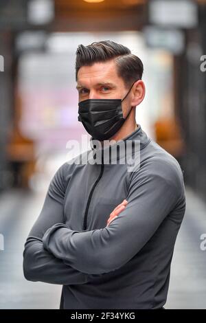 David Saunders, 38, aus Cardiff, nachdem er seine Haare geschnitten hatte, bei Sleep When You're Dead Barbers in Duke St Arcade, Cardiff, nach seinem ersten Haarschnitt seit Sommer 2020. Friseure und Barbiere in Wales werden ab Montag zum ersten Mal im Jahr 2021 wiedereröffnet, da die Beschränkungen für Coronaviren gelockert werden, was die erste Aufhebung der Regeln für Dienstleistungen mit engen Kontakten seit der Sperre von Wales am 20. Dezember markiert. Geschäfte wie Nagelstudios und Schönheitssalons werden voraussichtlich bis mindestens April 12 geschlossen bleiben. Bilddatum: Montag, 15. März 2021. Stockfoto