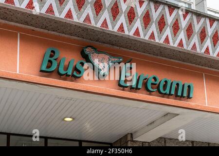 Bus Éireann Logo/Schild an der Außenseite des Busbahnhofs Parnell Place, Cork, Irland. Stockfoto