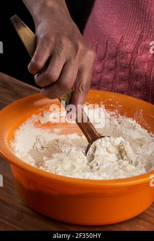 Nahaufnahme der Herstellung von Brotteig in einer Schüssel Stockfoto