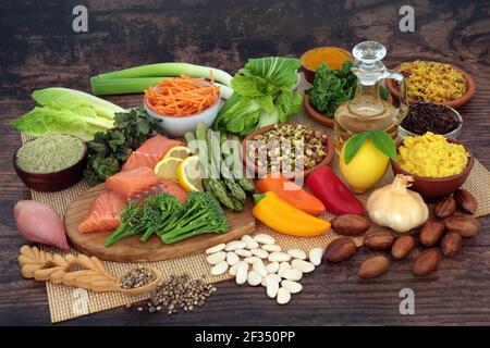 Welten gesündeste Lebensmittel-Sammlung hoch in Antioxidantien, Anthocyane, Ballaststoffe, Protein, Omega-3, Mineralien & Vitamine auf Bambusmatte & rustikalem Holz. Stockfoto