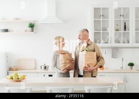 Kaufen von Lebensmitteln für hausgemachte Küche, Abendessen für die Familie, Haushalt oder Lieferung von Produkten zu Hause Stockfoto