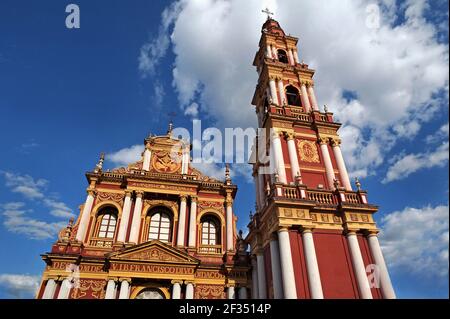 Salta / Argentinien: Die Kirche von San Francisco (San Francisco) ist eines der typischen Postkartenbilder von Salta. Stockfoto