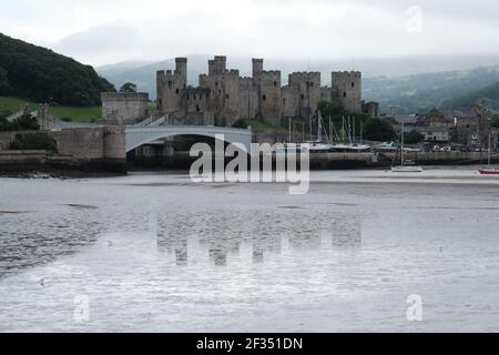 Die brütende Form von Conway Castle, North Wales, ragt aus dem Nebel, um die Flussüberquerung zu bewachen. Stockfoto