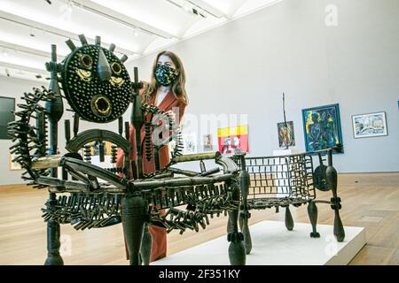 BONHAMS: NEW BOND STREET, LONDON, UK 15. MÄRZ 2021. Gonçalo Mabunda, Throne, est £ 3.000 - 5.000 - Vorschau auf Bonhams' Verkauf von moderner und zeitgenössischer afrikanischer Kunst in der Bonhams New Bond Street. Der Verkauf selbst findet am Mittwoch, den 17. März statt. . Credit amer ghazzal/Alamy Live News Stockfoto