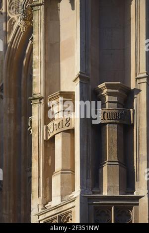 London, England, Großbritannien. Westminster Abbey: Detail der Außenseite der Henry VII Kapelle. Leere Plinths ursprünglich von Statuen bewohnt, die von der 1700s Stockfoto