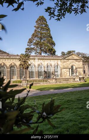 PORT TALBOT, Großbritannien - 27. FEBRUAR 2021: Außenansicht der Orangerie, Margam Country Park, Neath Port Talbot, Wales, Großbritannien Stockfoto