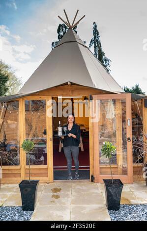 Willingham Cambridgeshire, Großbritannien. März 2021, 15th. Polly Clegg bereitet den Porterhouse Pub für die Wiedereröffnung vor, da im April 19 Einschränkungen gelockert werden sollen. Die Besitzer des Pubs haben in ein neues Tipi investiert, um ein bequemes Essen und Trinken im Freien zu ermöglichen, da das Pub und die Gastfreundschaft nach der Sperre in England wieder geöffnet werden dürfen. Kredit: Julian Eales/Alamy Live Nachrichten Stockfoto