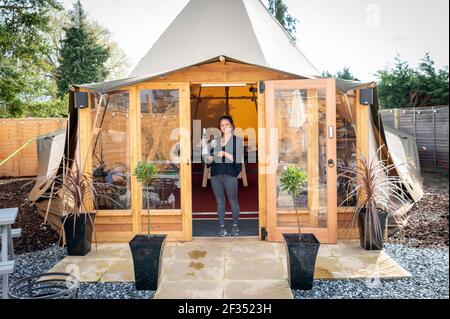 Willingham Cambridgeshire, Großbritannien. März 2021, 15th. Polly Clegg bereitet den Porterhouse Pub für die Wiedereröffnung vor, da im April 19 Einschränkungen gelockert werden sollen. Die Besitzer des Pubs haben in ein neues Tipi investiert, um ein bequemes Essen und Trinken im Freien zu ermöglichen, da das Pub und die Gastfreundschaft nach der Sperre in England wieder geöffnet werden dürfen. Kredit: Julian Eales/Alamy Live Nachrichten Stockfoto