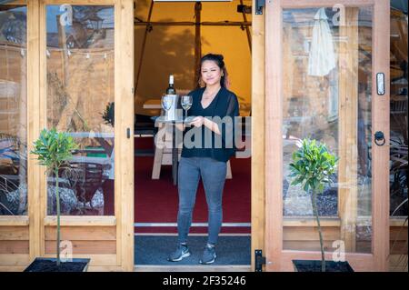 Willingham Cambridgeshire, Großbritannien. März 2021, 15th. Polly Clegg bereitet den Porterhouse Pub für die Wiedereröffnung vor, da im April 19 Einschränkungen gelockert werden sollen. Die Besitzer des Pubs haben in ein neues Tipi investiert, um ein bequemes Essen und Trinken im Freien zu ermöglichen, da das Pub und die Gastfreundschaft nach der Sperre in England wieder geöffnet werden dürfen. Kredit: Julian Eales/Alamy Live Nachrichten Stockfoto