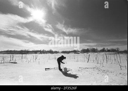 Bill Toms von Johnston Iowa Ice Fishing für Craples auf Der Big Creek Lake - nördlich von des Moines - Das ist derzeit gefroren - das Eis ist 20 Zoll Dick Stockfoto