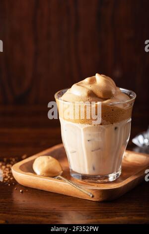 Dalgona Kaffee im Glas. Trendy Instant Kaffee mit Zucker und heißem Wasser peitscht Stockfoto