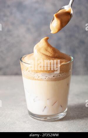 Dalgona Kaffee im Glas. Trendy Instant Kaffee mit Zucker und heißem Wasser peitscht Stockfoto