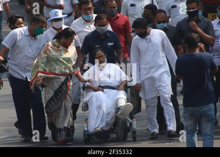 Kalkutta, Indien. März 2021, 14th. (3/14/2021) Westbengalischer Ministerpräsident Mamata Banerjee sitzt auf einem Rollstuhl zusammen mit Neffen Abhishak Banerjee MP während der Masse TMC Unterstützer Nandigrame Divas Kundgebung und West Bengalen Wahlkampagne in Kalkutta. (Foto: Dipa Chakraborty/Pacific Press/Sipa USA) Quelle: SIPA USA/Alamy Live News Stockfoto