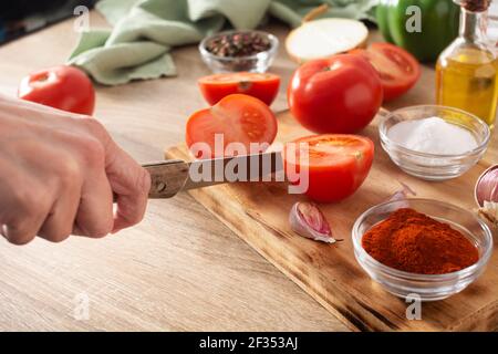 Tomatensauce in der Küche vorbereiten. Zutaten auf der Küchentheke Stockfoto