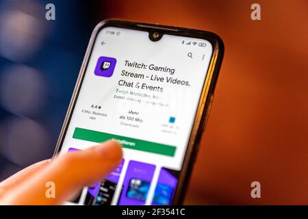 BERLIN, DEUTSCHLAND - 13. März 2021: Die Twitch App wird im Play Store auf einem Smartphone eröffnet. Die App wird für Live-Streaming und Let's spielt verwendet. Stockfoto