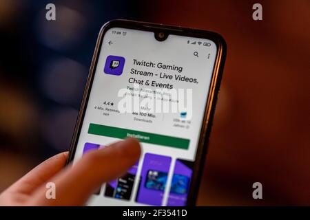 BERLIN, DEUTSCHLAND - 13. März 2021: Die Twitch App wird im Play Store auf einem Smartphone eröffnet. Die App wird für Live-Streaming und Let's spielt verwendet. Stockfoto