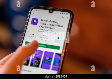 BERLIN, DEUTSCHLAND - 13. März 2021: Die Twitch App wird im Play Store auf einem Smartphone eröffnet. Die App wird für Live-Streaming und Let's spielt verwendet. Stockfoto