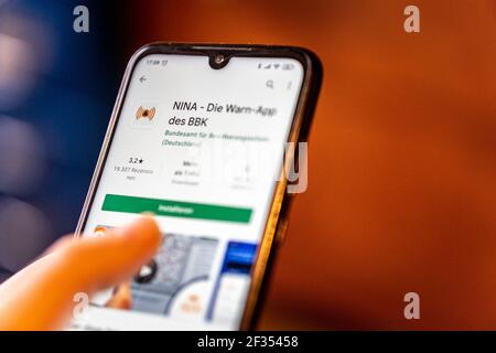 BERLIN, DEUTSCHLAND - 13. März 2021: Die deutsche Notfall-App NINA ist im Playstore auf einem Smartphone geöffnet. Die App warnt die Bevölkerung in Notfällen und Stockfoto