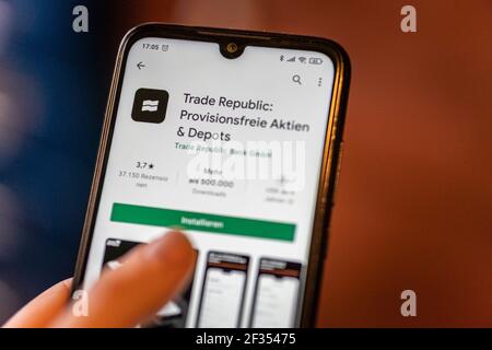 BERLI, 13. März 2021: Die Trade Republic App wird im playstore auf einem android-Handy eröffnet. Der Online-Broker wird verwendet, um Aktien zu verwalten Stockfoto