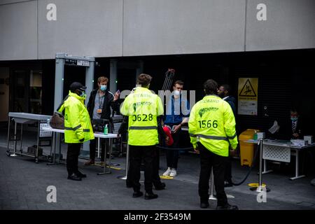 Allgemeine Ansicht, dass die Medien vor dem Premier League-Spiel nach dem Ausbruch des Coronavirus einchecken, bevor sie in den Boden gehen. Stockfoto