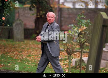 GREG DIKE ANKUNFT IN DER PFARRKIRCHE ST. MARY DIE JUNGFRAU IN DENHAM FÜR DIE BEERDIGUNG VON BOBBY WILLIS , DER EHEMANN VON CILLA SCHWARZ. Stockfoto